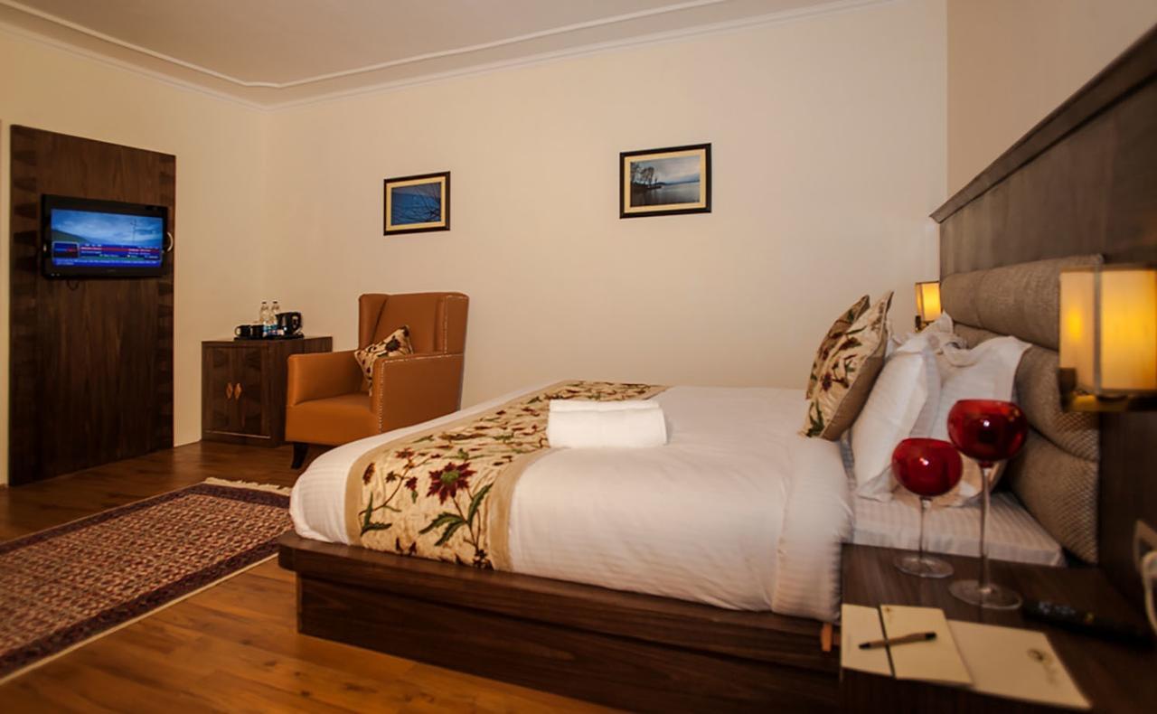 Lemon Tree Hotel Srinagar Exterior photo