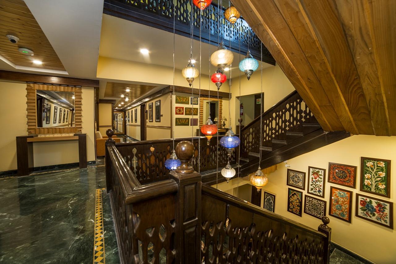 Lemon Tree Hotel Srinagar Exterior photo