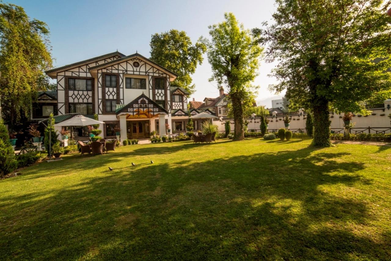 Lemon Tree Hotel Srinagar Exterior photo