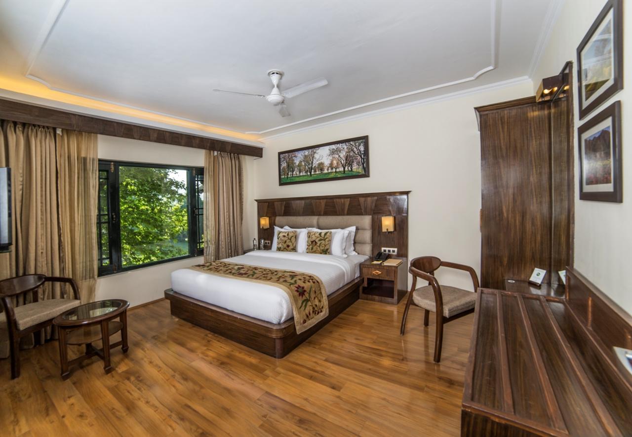 Lemon Tree Hotel Srinagar Exterior photo